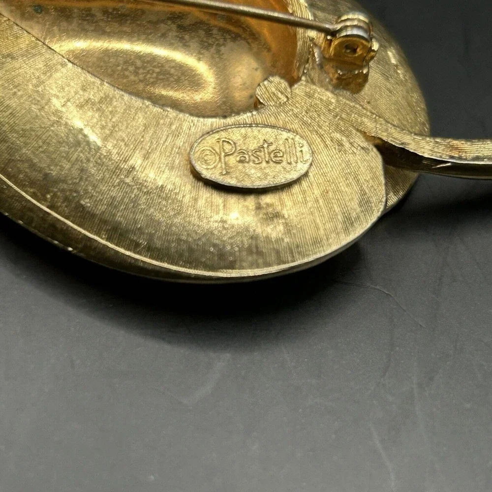 Vintage SIGNED PASTELLI LEAF Brooch Pin‎ brushed gold tone texured Costume